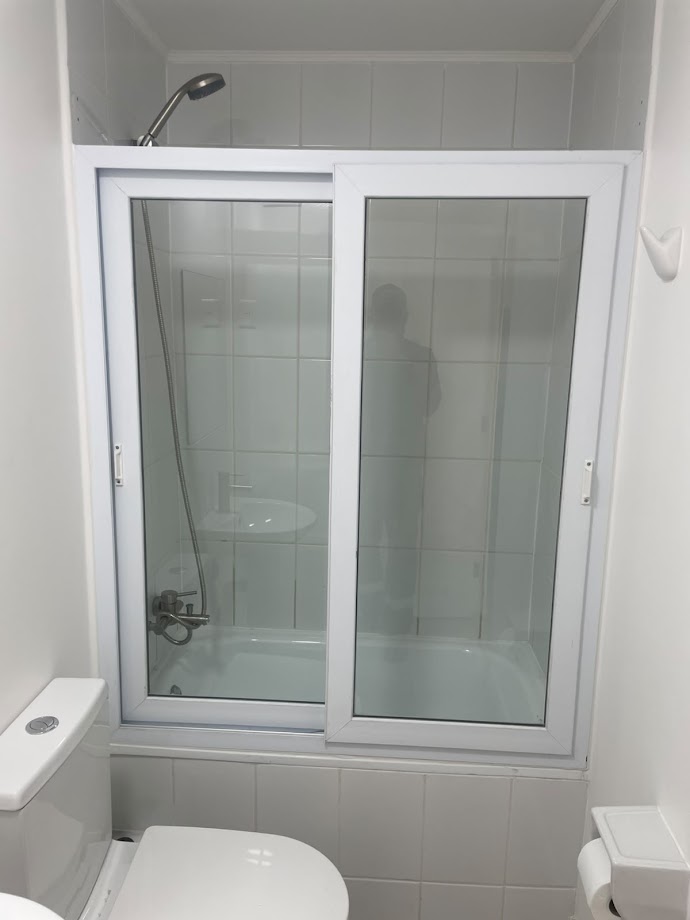 Ventana blanca para baño