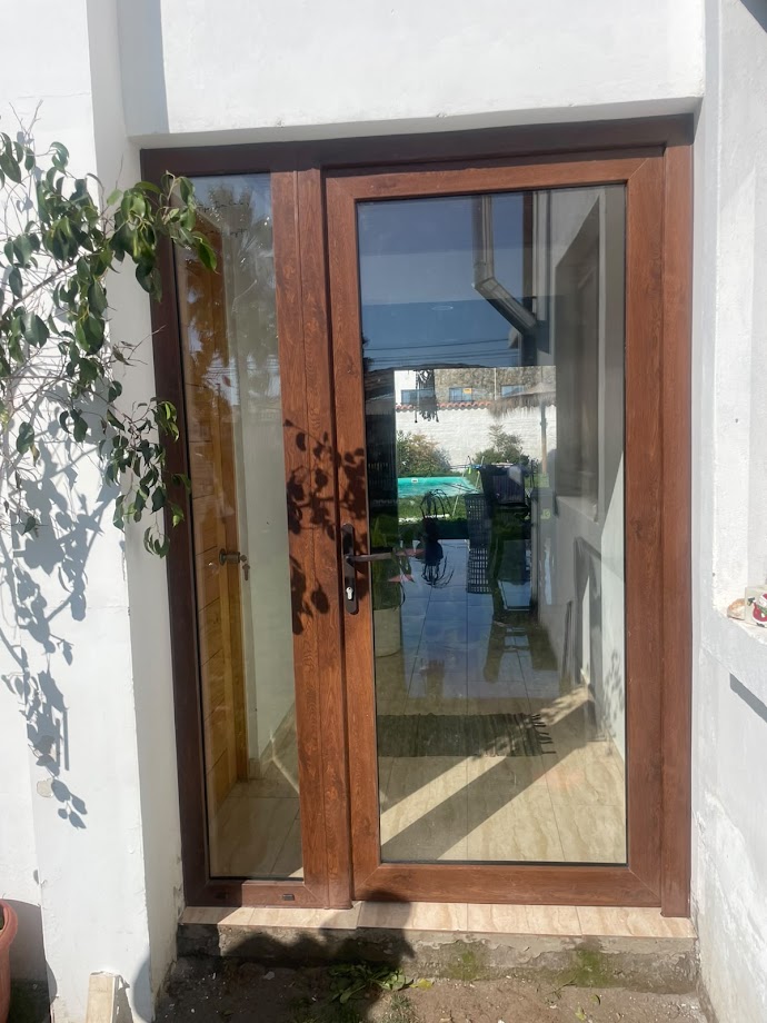 Puerta de acceso principal con termopanel