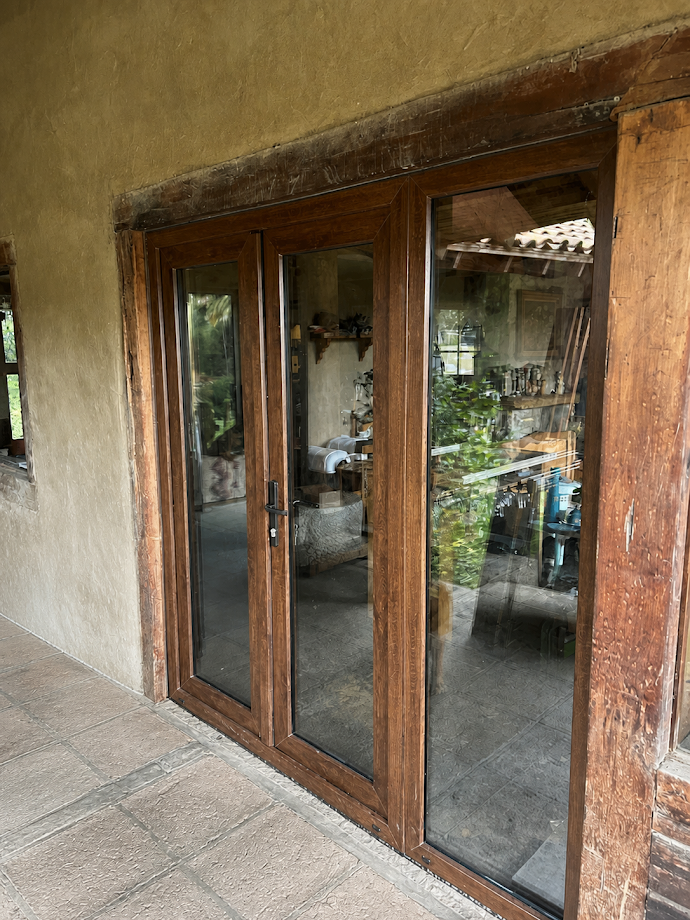 Puerta corredera con acabado efecto madera