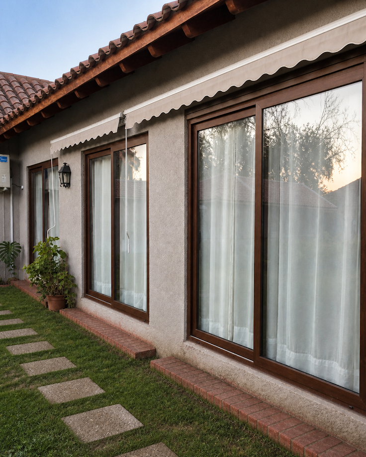 Ventanales exteriores con diseño cálido
