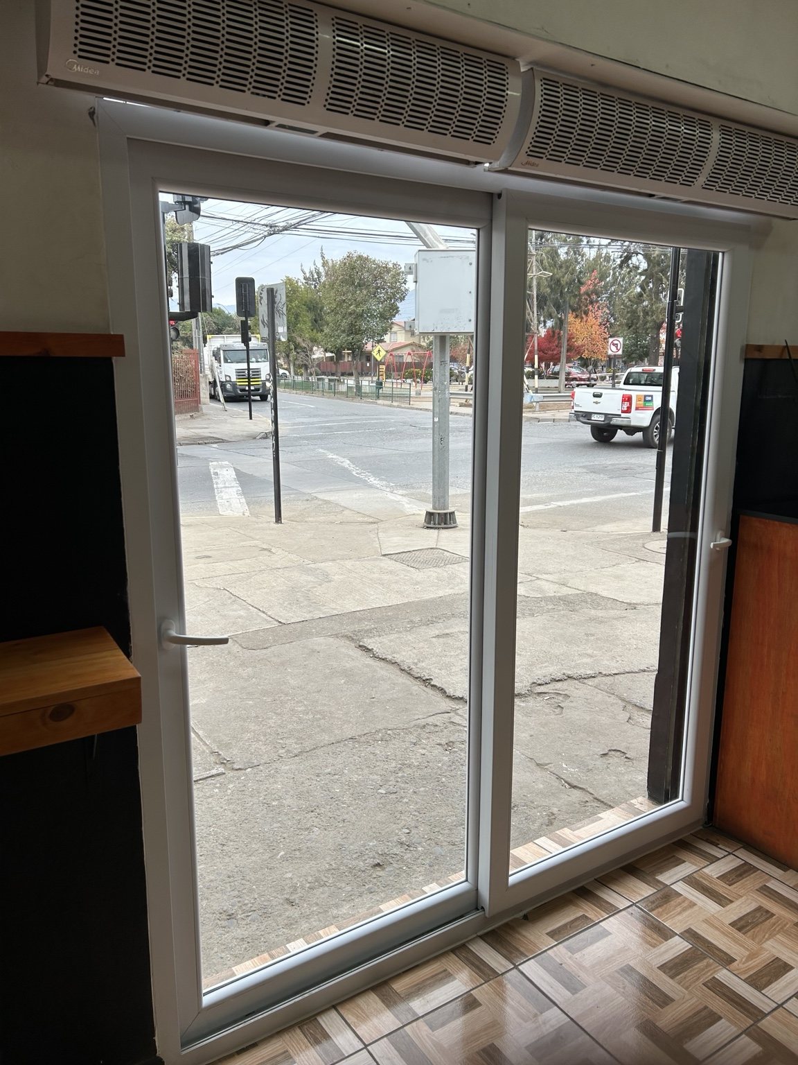Puerta corredera PVC blanco instalada