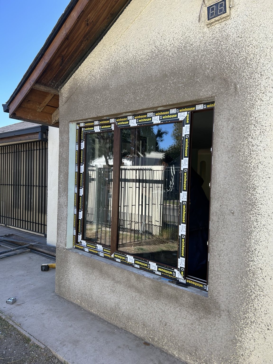 Ventana Winhouse marco nogal en instalación