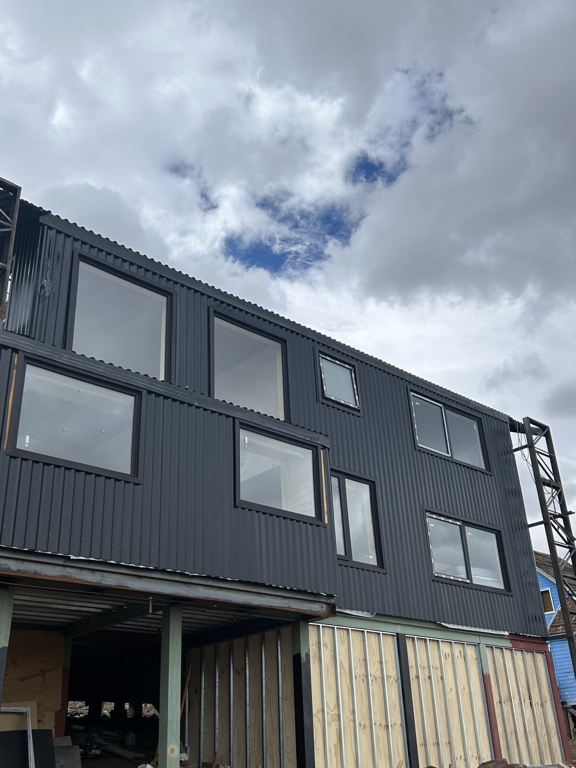 Fachada negra con ventanas instaladas