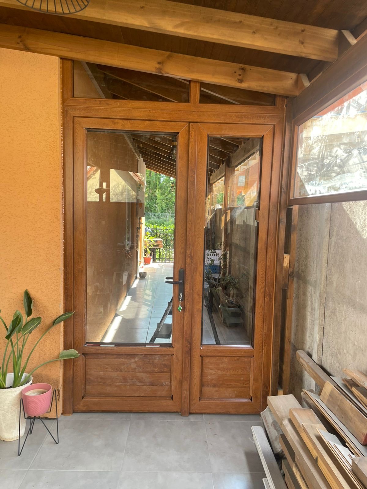 Puerta residencial marco nogal